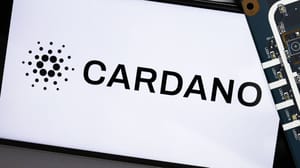 Een afbeelding van het logo van de altcoin Cardano (ADA) op een mobiele telefoon Een afbeelding van het logo van de altcoin Cardano (ADA) op een mobiele telefoon