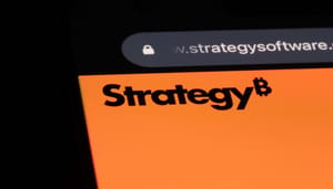 Een afbeelding van de website van Bitcoin Treasury Company Strategy, met daarbij het bitcoin logo Een afbeelding van de website van Bitcoin Treasury Company Strategy, met daarbij het bitcoin logo