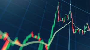 Een candle chart met een hard stijgende groene koers Een candle chart met een hard stijgende groene koers