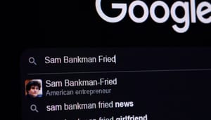 Een computer beeldscherm met de google zoekbalk, waar Sam Bankman-Fried (SBF) is ingevoerd, met verschillende zoeksuggesties Een computer beeldscherm met de google zoekbalk, waar Sam Bankman-Fried (SBF) is ingevoerd, met verschillende zoeksuggesties