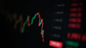 Een-fors-dalende-koers-van-een-onbekende-cryptomunt-gevisualiseerd-als-een-candle-chart