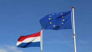 Een foto van de vlag van de Europese Unie (EU), met daarnaast de vlag van Nederland, en op de achtergrond een blauw lucht Een foto van de vlag van de Europese Unie (EU), met daarnaast de vlag van Nederland, en op de achtergrond een blauw lucht