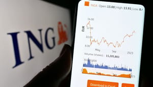 Een foto van een koers in de ING app met daaromheen marktdata, en op de achtergrond een scherm met het logo van ING Een foto van een koers in de ING app met daaromheen marktdata, en op de achtergrond een scherm met het logo van ING