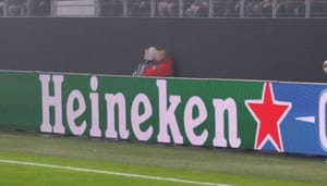 Een foto van het Heineken logo in een voetbal stadion Een foto van het Heineken logo in een voetbal stadion