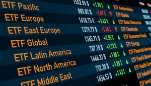 Een handels bord op een beurs met marktdata van allerlei ETF's Een handels bord op een beurs met marktdata van allerlei ETF's
