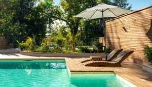 Een luxe villa met mooie natuur, houten meubilair en als hoogtepunt een groot zwembad Een luxe villa met mooie natuur, houten meubilair en als hoogtepunt een groot zwembad