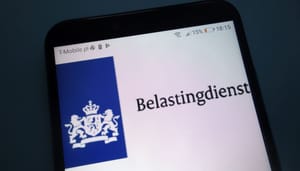 Een mobiel met daarop het logo van de Nederlandse belastingdienst Een mobiel met daarop het logo van de Nederlandse belastingdienst