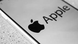 Een mobiele telefoon met daarop fullscreen het logo van Apple Een mobiele telefoon met daarop fullscreen het logo van Apple