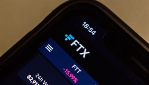 FTX-telefoon-app Het FTX logo te zien op een telefoon in de FTX app