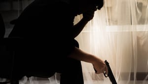 Foto van depressieve man met pistool in hand Foto van depressieve man met pistool in hand