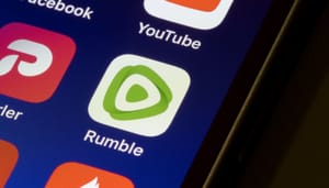Foto van een scherm van een mobiele telefoon, met de apps Youtube, Facebook, Tinder en hoofdzakelijk Rumble Foto van een scherm van een mobiele telefoon, met de apps Youtube, Facebook, Tinder en hoofdzakelijk Rumble