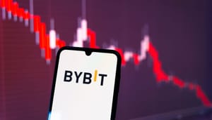 Het logo van cryptobeurs Bybit op een mobiele telefoon, met op de achtergrond een rode koers, representatief voor de koers van de gestolen ethereum (ETH) Het logo van cryptobeurs Bybit op een mobiele telefoon, met op de achtergrond een rode koers, representatief voor de koers van de gestolen ethereum (ETH)