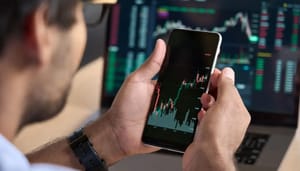 Man kijkt op telefoon naar zijn account op crypto handelsbeurs