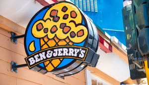 Shutterstock_1868255002 Ben & Jerry's-Schild an der Wand
