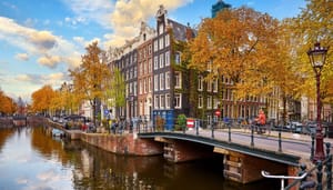 foto van grachtenpanden in Amsterdam