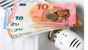 euros-gas-energie foto van eurobiljetten op een verwarming