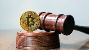 foto van een gavel en een bitcoin munt
