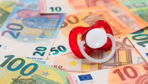 zoveel-kost-een-kind speen liggend op eurobiljetten