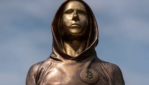 Standbeeld van Bitcoin bedenker Satoshi Nakamoto Standbeeld van Bitcoin bedenker Satoshi Nakamoto
