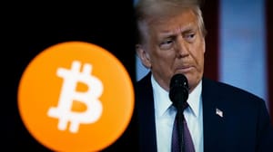 Amerikaanse president Donald Trump rechts, met links een oranje bitcoin logo.