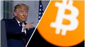 Trump-bitcoin-logo-oranje Links Donald Trump die wijst naar rechts, waar een oranje bitcoin logo te zien is.