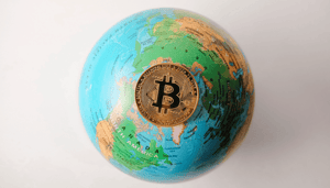 Wereldbol met Bitcoin munt Wereldbol met Bitcoin munt