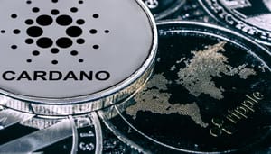 Een cardano (ADA) en ripple (XRP) munt naast elkaar.