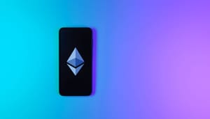 ethereum-logo-telefoon-blauw-paars Ethereum logo op telefoon met blauw en paarse achtergrond