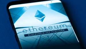 Een afbeelding van het ethereum (ETH) netwerk op een mobiele telefoon met een logo Een afbeelding van het ethereum (ETH) netwerk op een mobiele telefoon met een logo