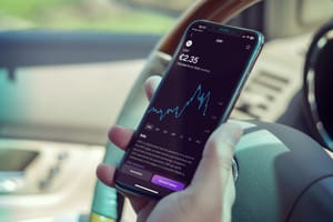 kraken app mockup Kraken crypto app op een telefoon buiten