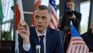 Een afbeelding van een vertegenwoordig van de Verenigde Staten (VS). Voor hem staat de Amerikaanse vlag, en in zijn hand heeft hij een bitcoin (BTC) munt Een afbeelding van een vertegenwoordig van de Verenigde Staten (VS). Voor hem staat de Amerikaanse vlag, en in zijn hand heeft hij een bitcoin (BTC) munt