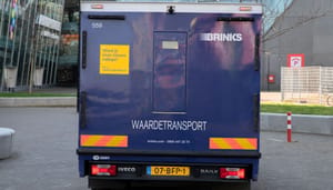 Een afbeelding van een waardetransport in Nederland, dat cash en munten vervoerd Een afbeelding van een waardetransport in Nederland, dat cash en munten vervoerd