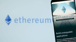 Een afbeelding van het ethereum (ETH) logo met daarnaast een mobiele telefoon met de website van de ethereum foundation Een afbeelding van het ethereum (ETH) logo met daarnaast een mobiele telefoon met de website van de ethereum foundation