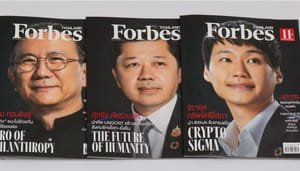 Een afbeelding van verschillende forbes magazine voorpagina's, waar onder andere een portret van een crypto miljardair op afgebeeld staat Een afbeelding van verschillende forbes magazine voorpagina's, waar onder andere een portret van een crypto miljardair op afgebeeld staat