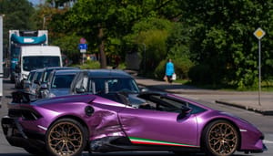 Een gecrashte paarse kapotte Lamborghini supercar, met de Italiaanse vlag op de zijkant en een spoiler op de achterkant Een gecrashte paarse kapotte Lamborghini supercar, met de Italiaanse vlag op de zijkant en een spoiler op de achterkant