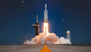 Foto van SpaceX-raket die opstijgt Foto van SpaceX-raket die opstijgt