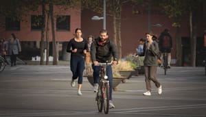 Nederlanders op een plein die fietsen, lopen, hardlopen en zitten Nederlanders op een plein die fietsen, lopen, hardlopen en zitten