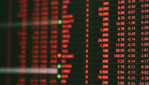 Rode cijfers op een scherm met marktdata van ofwel de crypto markt of de aandelen markt Rode cijfers op een scherm met marktdata van ofwel de crypto markt of de aandelen markt
