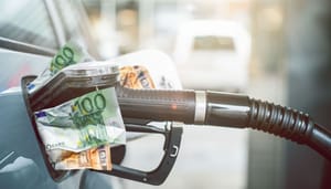 benzineprijs foto van benzinepomp en eurobiljetten