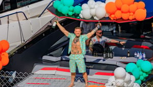 conor-mcgregor Conor Mcgregor op een yacht met flessen in zijn handen