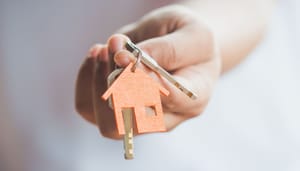 tiny-house-boxabl foto van een huissleutel met een huisje eraan