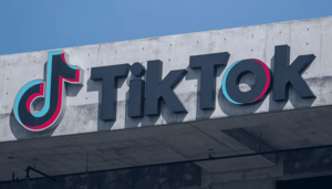 TikTok logo op kantoor TikTok logo op kantoor