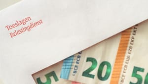 Toeslagen-belastingdienst-envelop Een envelop van de Belastingdienst met daarin geld