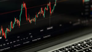 Trading chart laptop (1)