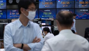 Zuid-Koreaanse-beurs Mensen kijken zorgelijk op een beurs