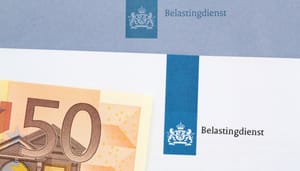 belastingdienst-envelop-50-euro Foto van een brief van de belastingdienst met een 50 euro bilje