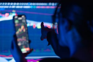 Young,Beautiful,Woman,With,Glasses,Checking,Her,Crypto,Trade,Account Der Markt wartet auf den „Dogeday“: Eine Chance für Dogecoin-ETFs?