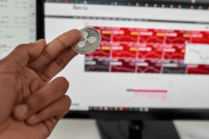 xrp-munt-hand-koers XRP munt voor computerscherm
