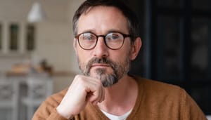 Een afbeelding en_of portret van een peinzende man van middelbare leeftijd Een afbeelding en_of portret van een peinzende man van middelbare leeftijd