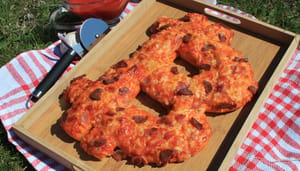 Een afbeelding van een pizza in de vorm van het bitcoin logo, ter ere van 'bitcoin pizza day' Een afbeelding van een pizza in de vorm van het bitcoin logo, ter ere van 'bitcoin pizza day'